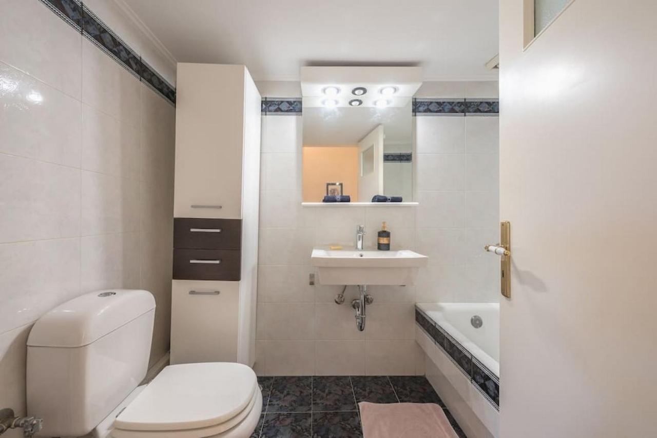 Central 3Br Apartment Next To Panormou Metro! Atenas Exterior foto
