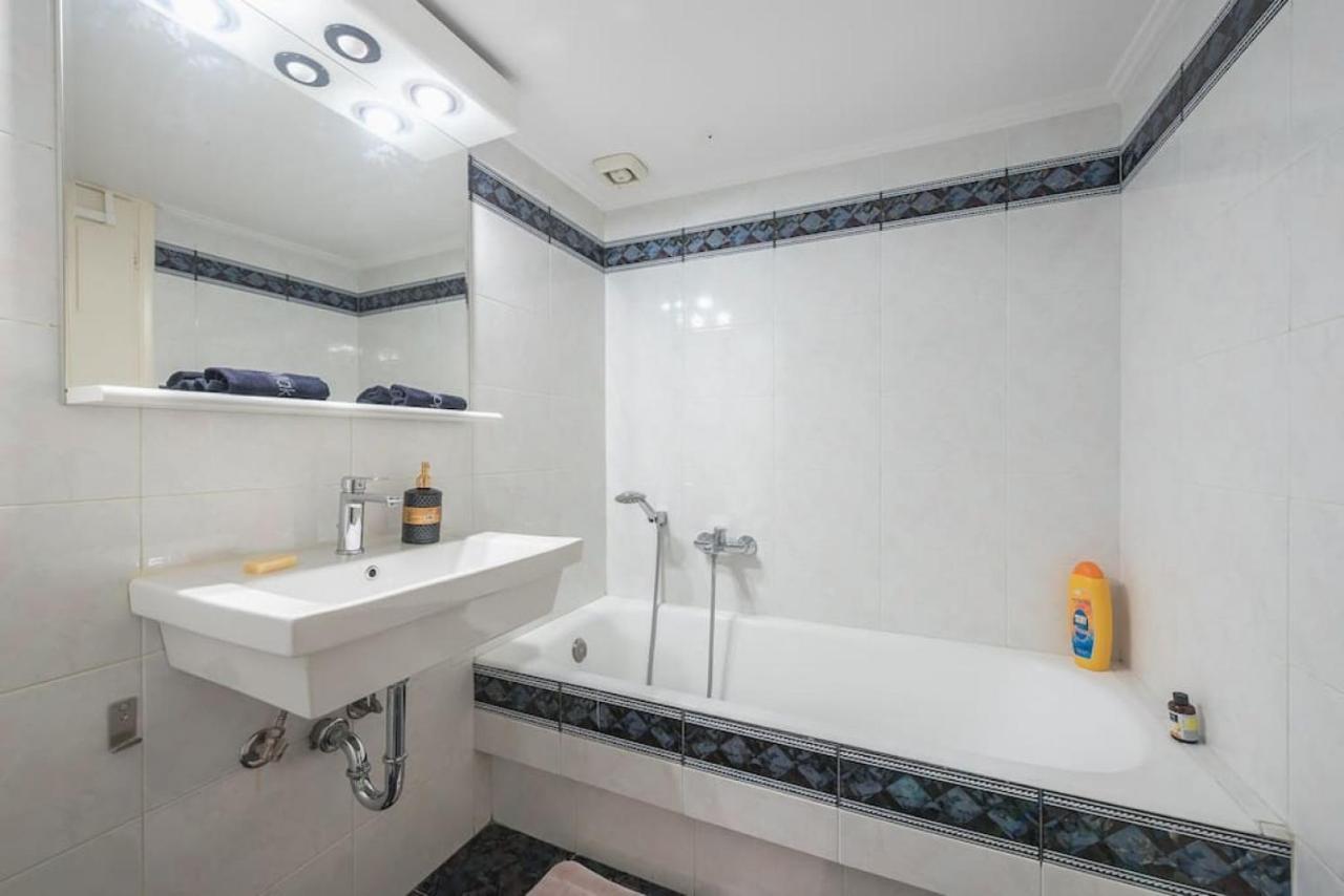Central 3Br Apartment Next To Panormou Metro! Atenas Exterior foto